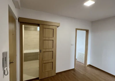Rekonstrukce bytového jádra a chodby ve Skvrňanech