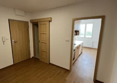 Rekonstrukce bytového jádra a chodby ve Skvrňanech