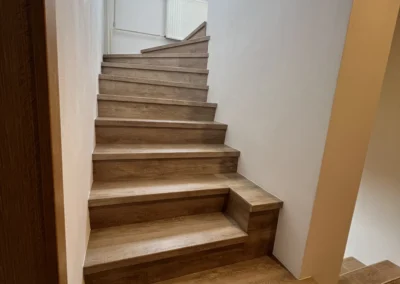 Rekonstrukce schodiště a chodby v Plešnicích