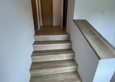 Rekonstrukce schodiště a chodby v Plešnicích