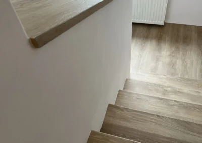 Rekonstrukce schodiště a chodby v Plešnicích