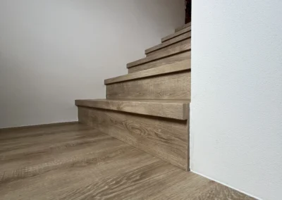 Rekonstrukce schodiště a chodby v Plešnicích